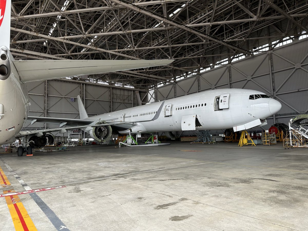 mayusupidog's tweet photo. 今日も羽田のJAL整備工場見学へ✈️
（B777と言う）長い長い仕事を終えて退役する機体が、塗装も落とした真っ白な状態で格納庫にいました🥲まさか退役機に会えるとは…ちょっと切ないけどお疲れ様でした✈️

※写真のサイズがおかしかったのであげ直しました https://t.co/P1JmmUiHWb
