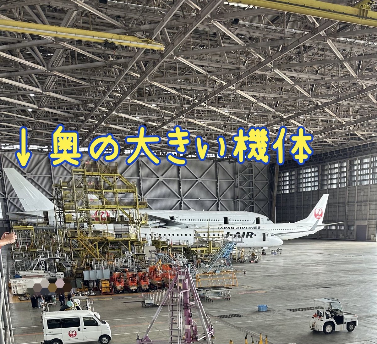 mayusupidog's tweet photo. 今日も羽田のJAL整備工場見学へ✈️
（B777と言う）長い長い仕事を終えて退役する機体が、塗装も落とした真っ白な状態で格納庫にいました🥲まさか退役機に会えるとは…ちょっと切ないけどお疲れ様でした✈️

※写真のサイズがおかしかったのであげ直しました https://t.co/P1JmmUiHWb