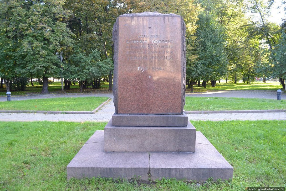 slantchev's tweet photo. Putin: The communists invented Ukraine. 

The communists: Let’s celebrate 300 years since the reunification of Ukraine with Russia!

This is the marker that the Soviet regime installed in 1954 in the park near Kievsky station in Moscow, a short walk from Kievskaya. It was supposed to be the foundation stone for a larger monument that was never built.

The inscription reads: “Here a monument will be erected to commemorate the 300-year anniversary of the reunification of Ukraine with Russia, 1654–1954.”

The first photo is from the ceremony in 1954 — note the “300 YEARS” text on the tribune. The second is a 1954 closeup of the laying of the stone. The third is a later family photograph that shows the stone on its plinth. The fourth is an image from 2012 — the text has faded but is still clearly readable. 

The square near the park where it stands used to be called Europe but renamed Eurasia in July 2024. The marker itself was apparently still there according to a March 2026 post, with the lettering almost entirely gone. 

Silly commies threw a 300-year reunion party for a country they invented. That would date them to 1654 — who knew that Alexey Mikhailovich was a Marxist-Leninist.