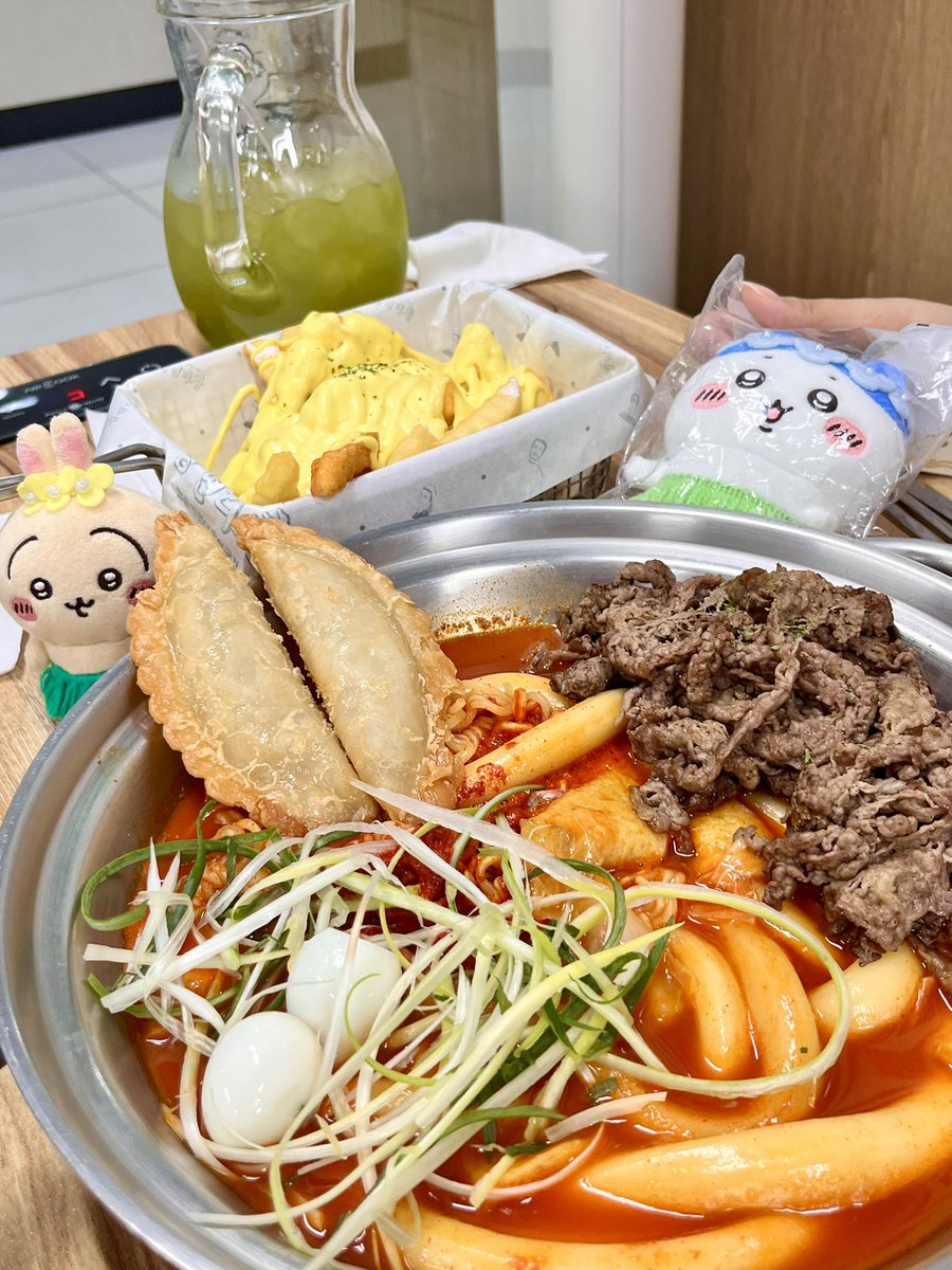 neogul_e024's tweet photo. 어제 영화 보고 난 뒤에 청년다방 갔는데 진짜 너무너무너무 맛있었어요.....//////🤤🤤🤤🤤 청년다방 이름만 많이 들어봤지 막상 먹어본 적은 없는데 진짜 이렇게까지 맛있는 집인지는 몰랐던...!!!! 

불향차돌떡볶이+버터갈릭 감자튀김+청포도 에이드💕💕💕 https://t.co/uqDiINXooD