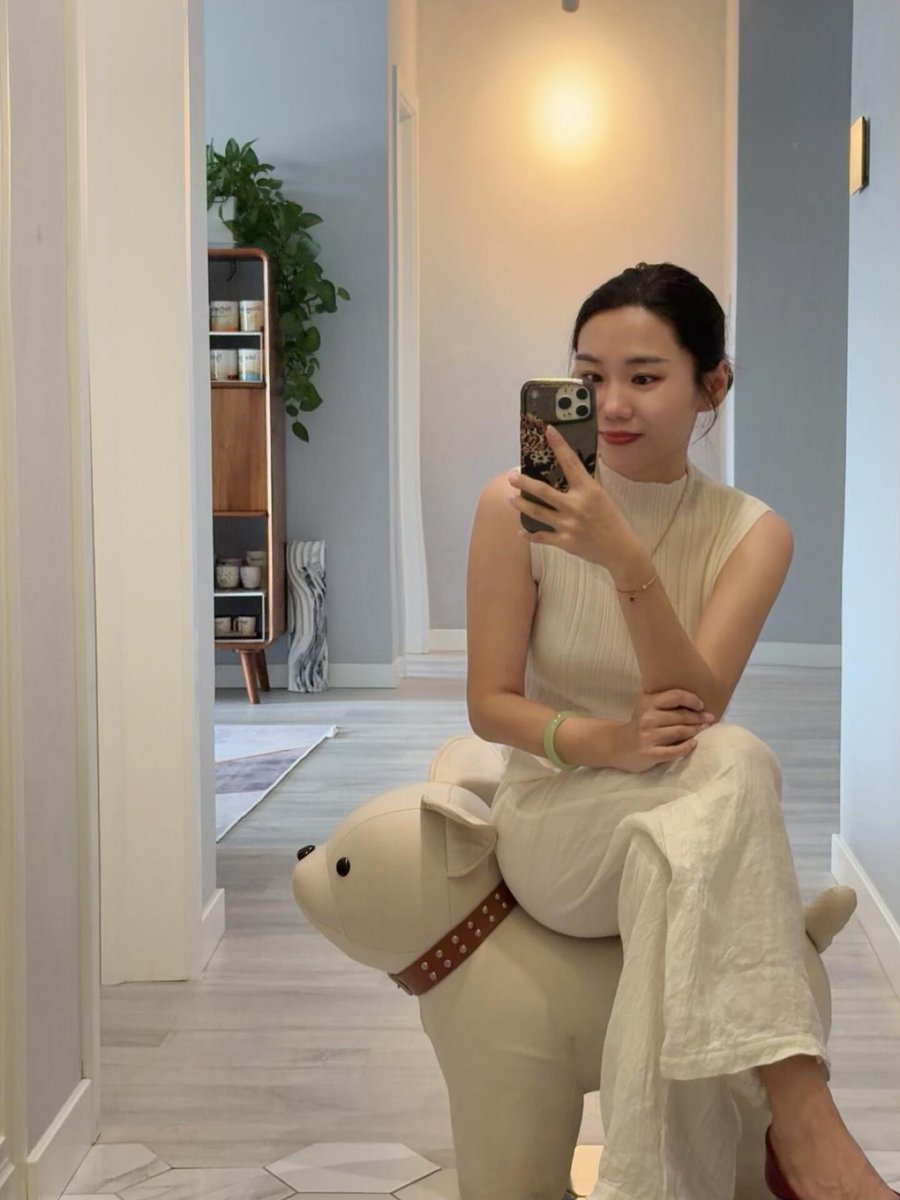 HaroldHillqimz's tweet photo. 95后｜已婚｜老师 🎀  
这里是一个不太敢在朋友圈发牢骚的小树洞。 
工作有点累，生活偶尔烦，偶尔也想找个地方说说话。
此生固短，仿佛一场梦，所以，开心一点，松弛一点，凡事不要太上心。
希望在这里认识一些有趣、真诚、同频的人。 
#老师 #反差 #新人 https://t.co/MAYsQoKQQG