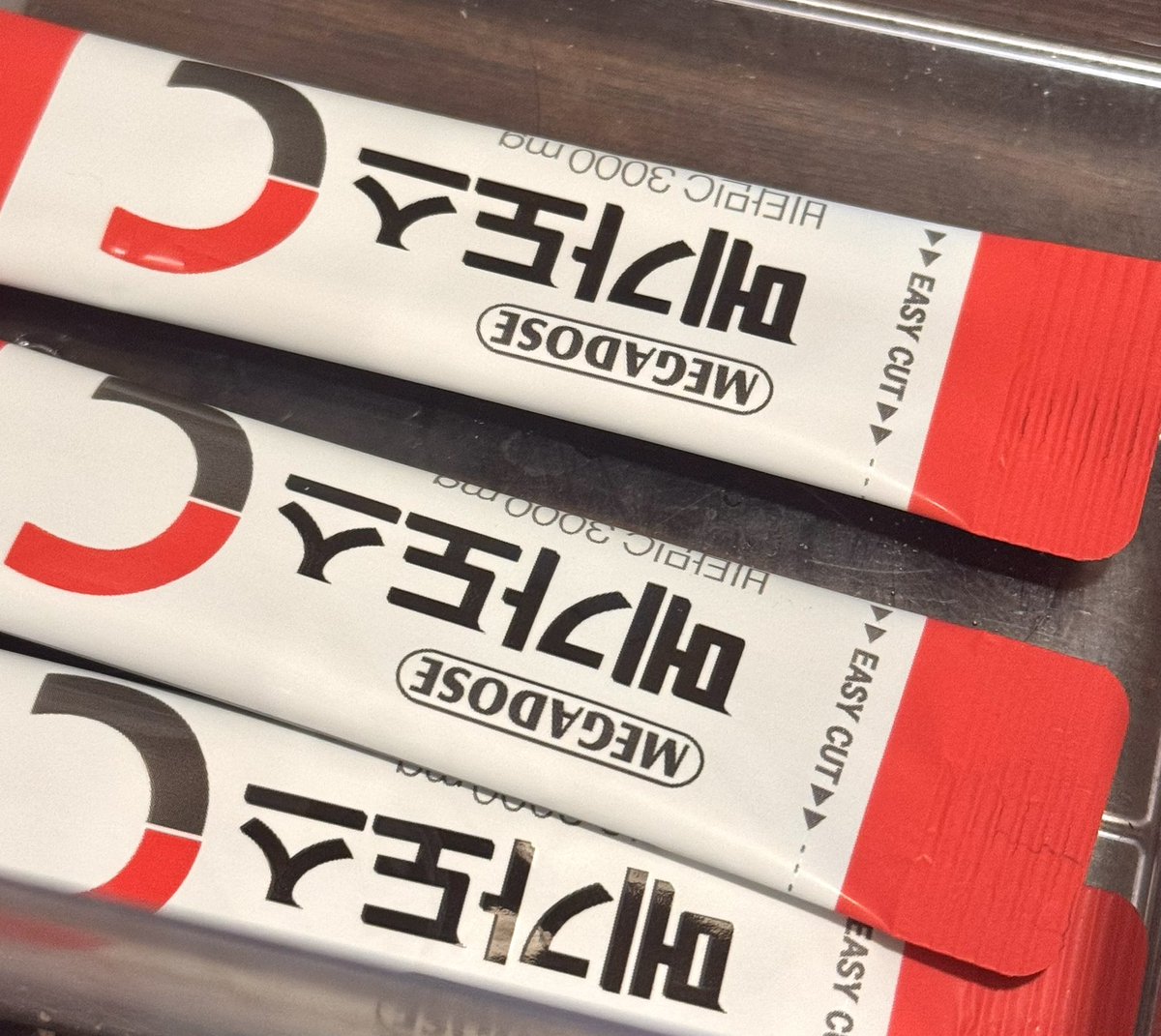 sonsudiggng's tweet photo. 이거 꾸준히 먹으면 피부 맑아짐!!!!

나 메가도스C 지금 4개월 정도 먹고 잇고
여기에 배우인 친구가 추천한 레티놀 워터
같이 먹는데 ㄹㅇㄹㅇㄹㅇㄹ 효과잇슴

메가도스는 한소희템으로 유명한데 
이거 먹으면 확실히 피로도 덜함
피부 맑아지는거는 살짝 애매한 것 같기두..

최근에 친구 만낫는데 뭔가 피부가 하얘져서
뭐먹냐고 캐물은 다음 손민수한 레티놀 워터
이거랑 같이 먹으니까 피부톤 좀 효과잇슴!!
(광고 저어어얼대 아님 내돈내산)

+ 비타민C 고용량 먹을때는 물 많이타고
계속 추가하면서 오래 오래 먹는게 좋다구함⭐️