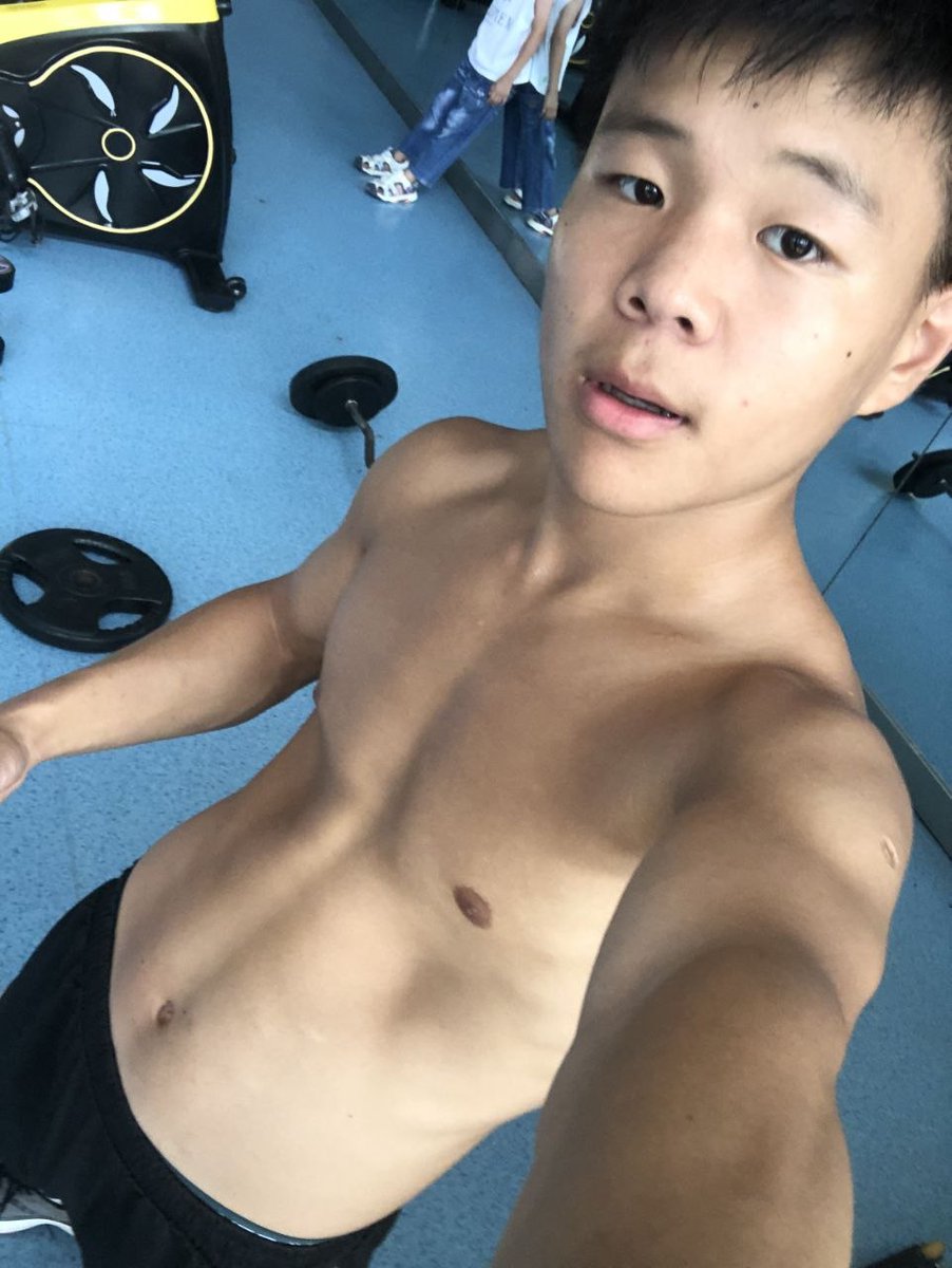 leshtweet's tweet photo. 原创 山东体校摔跤弟弟第一弹
第一视角带领你揭秘体校内部生
活有多开放，不仅有弟弟和队友
们的欢乐日常 更有队友在下铺
打游戏弟弟在上铺偷偷打飞机最
后猛猛喷射数股浓稠精液 喷射
十分有力直接射到队友床上
了...完整版13min
#体育生 #粗屌  #洗澡 #宿舍 https://t.co/46L0u9jAAU