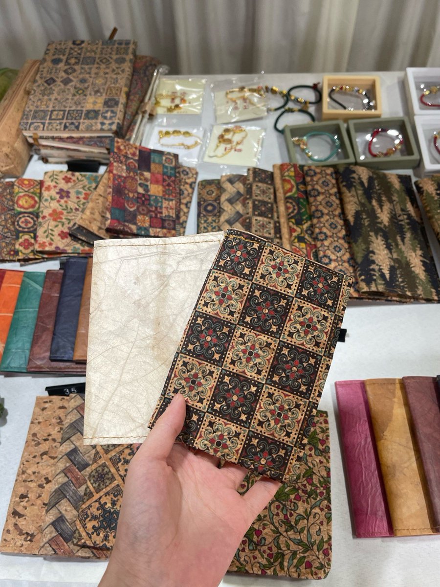 yangsjkk's tweet photo. I’m charmed by the elegance of queuo yarn, the softness of glutinous rice, the subtlety of gauze, and wait—no, there’s another one: Cai’s exquisite weaving craft blends these perfectly. https://t.co/5mDSfJpXrU