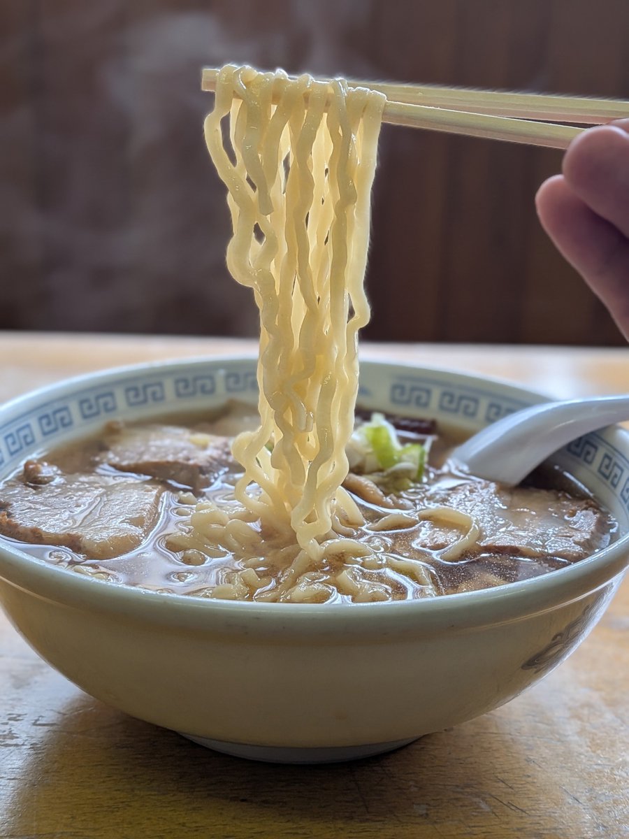 LgnoreA's tweet photo. 麺活🍜

福島県喜多方市

松食堂

チャーシュー麺

しみじみ美味い。
喜多方って感じwww
あっさりだけと、チャーシューでコクと旨味塩気が丁度良くなる。好きよ。

11時、隣は90人待ち😂やんだ https://t.co/mGzDpNUqWI