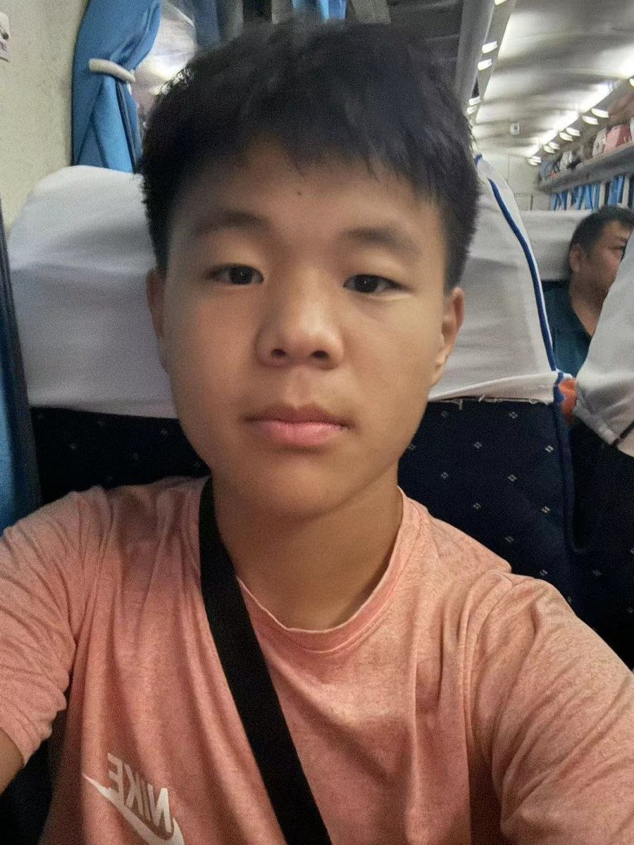 leshtweet's tweet photo. 原创 山东体校摔跤弟弟第一弹
第一视角带领你揭秘体校内部生
活有多开放，不仅有弟弟和队友
们的欢乐日常 更有队友在下铺
打游戏弟弟在上铺偷偷打飞机最
后猛猛喷射数股浓稠精液 喷射
十分有力直接射到队友床上
了...完整版13min
#体育生 #粗屌  #洗澡 #宿舍 https://t.co/46L0u9jAAU