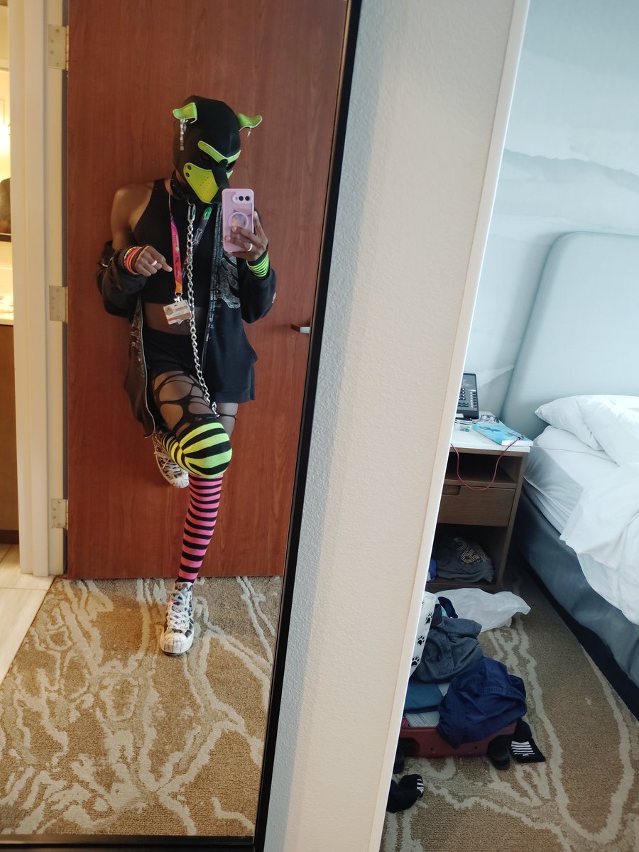 Past3Lfl0oF's tweet photo. A little green, a little twisted, a lot of me 💚🖤 https://t.co/xfSthxrsMD