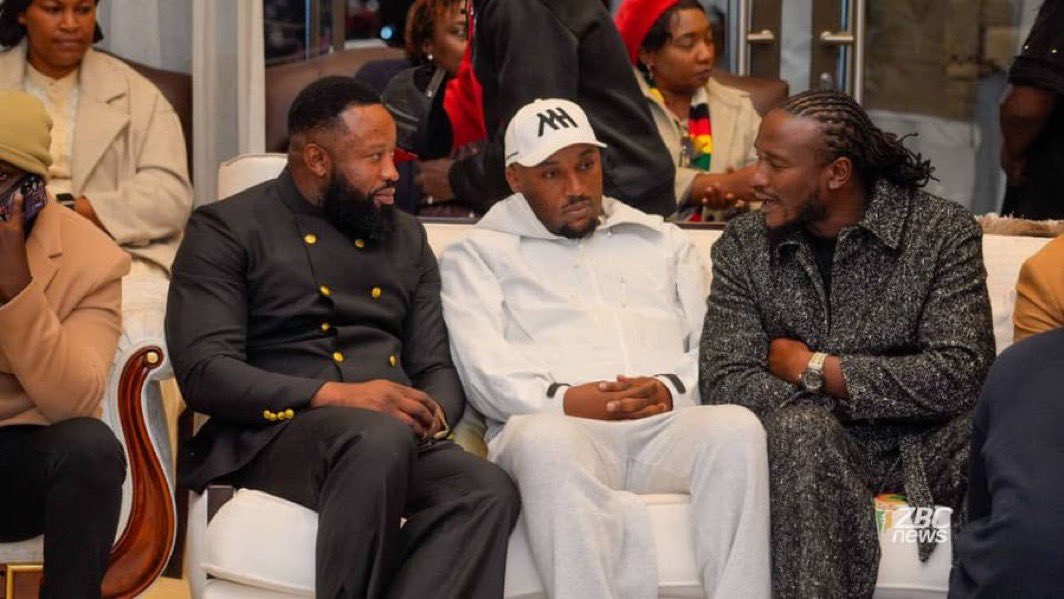 bosskimhucci's tweet photo. Prophet Edd Branson, Mudiwa Hood na Jah Prayzah a respect move 💐.

Vakasiya zvese zvavaiita, vakaenda kunobata maoko ku funeral ya Sir Wicknell Chivhayo, Mbinga yakasiya legacy to the Nation. 

This wasn’t just attendance, it was an honour. Big names paying tribute to a BIGGER name.👏👏

Sir Wicknell havana kungoita mari chete, vakagadzira even history.

And yesterday, history itself paid its last respects.🙏🏻