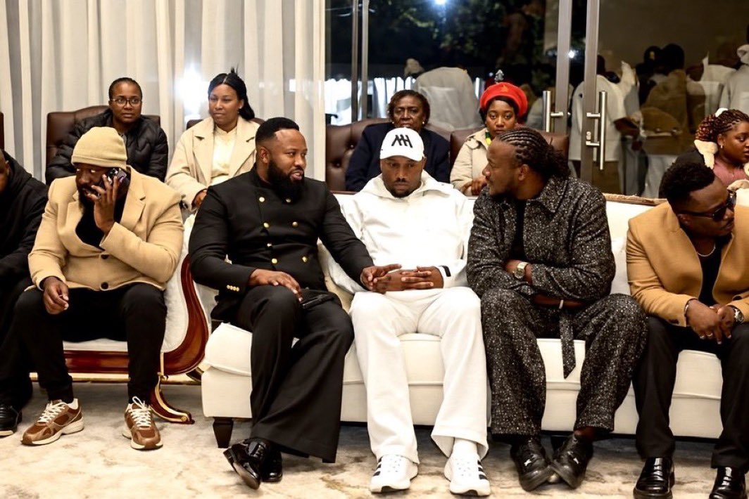 bosskimhucci's tweet photo. Prophet Edd Branson, Mudiwa Hood na Jah Prayzah a respect move 💐.

Vakasiya zvese zvavaiita, vakaenda kunobata maoko ku funeral ya Sir Wicknell Chivhayo, Mbinga yakasiya legacy to the Nation. 

This wasn’t just attendance, it was an honour. Big names paying tribute to a BIGGER name.👏👏

Sir Wicknell havana kungoita mari chete, vakagadzira even history.

And yesterday, history itself paid its last respects.🙏🏻