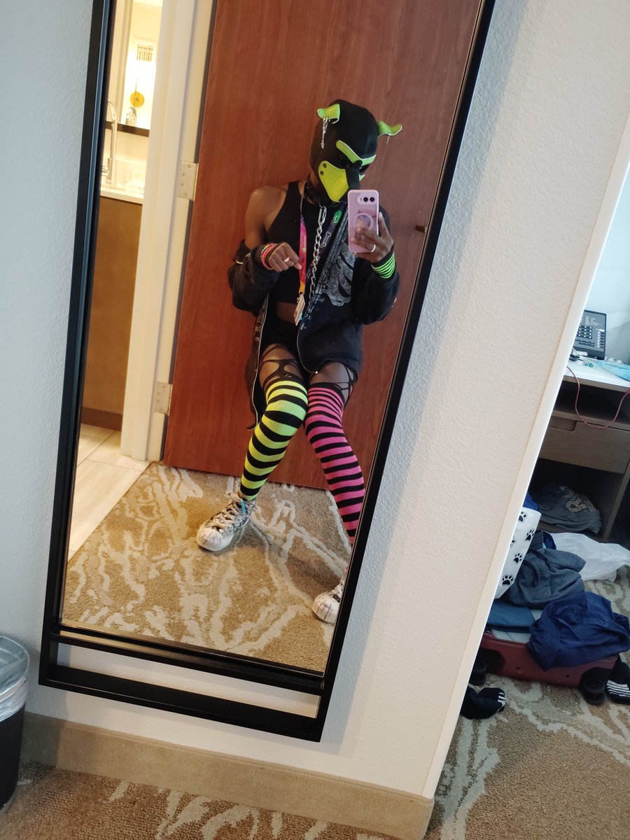 Past3Lfl0oF's tweet photo. A little green, a little twisted, a lot of me 💚🖤 https://t.co/xfSthxrsMD