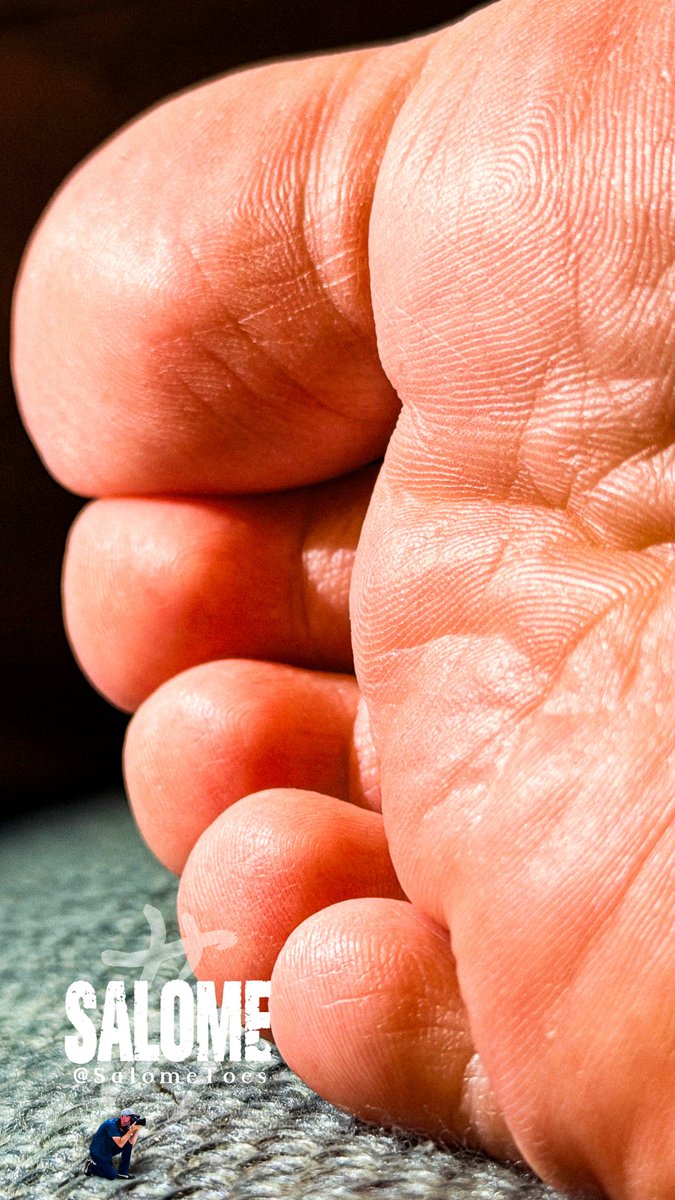 ColossalScale's tweet photo. Salome has absolutely no idea there's a tiny photographer at her feet. #sizetwitter #giantess 
Model: @SalomeToes https://t.co/VKee91vP6r