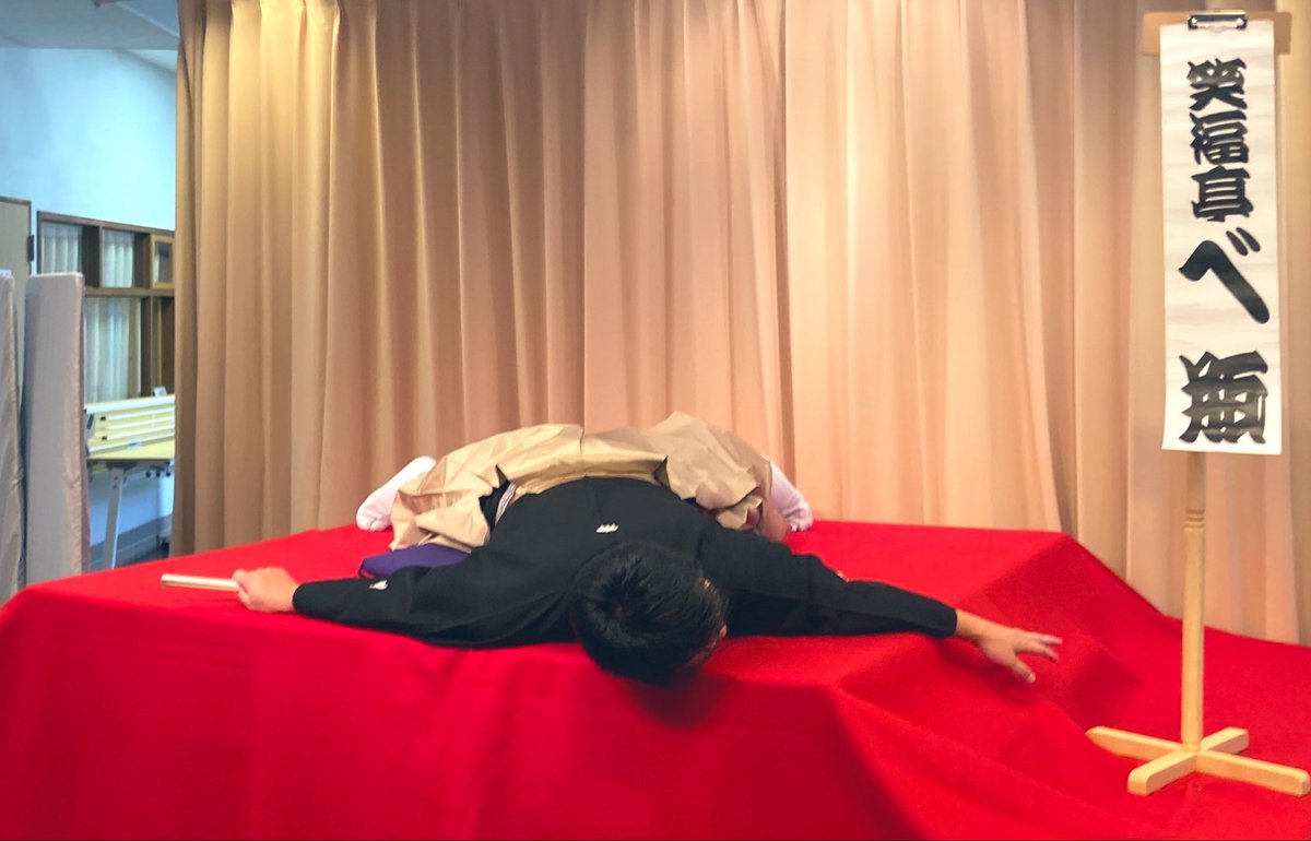 tsubayoshi's tweet photo. #笑福亭べ瓶@シェアする落語
今日も枕でなく布団なマクラからスタートw
そこから熱演の錦木検校でうるっとさせ😢
後半は爆笑の地蔵の散髪を汗だくで熱演🤣
トークでは、東京へでてくるきっかけや寄席のことなどをたっぷり😆
２時間45分！楽しすぎた〜w
写真は酒井雅楽頭と毛が抜けた後のポーズw https://t.co/rwHOc4NPfI