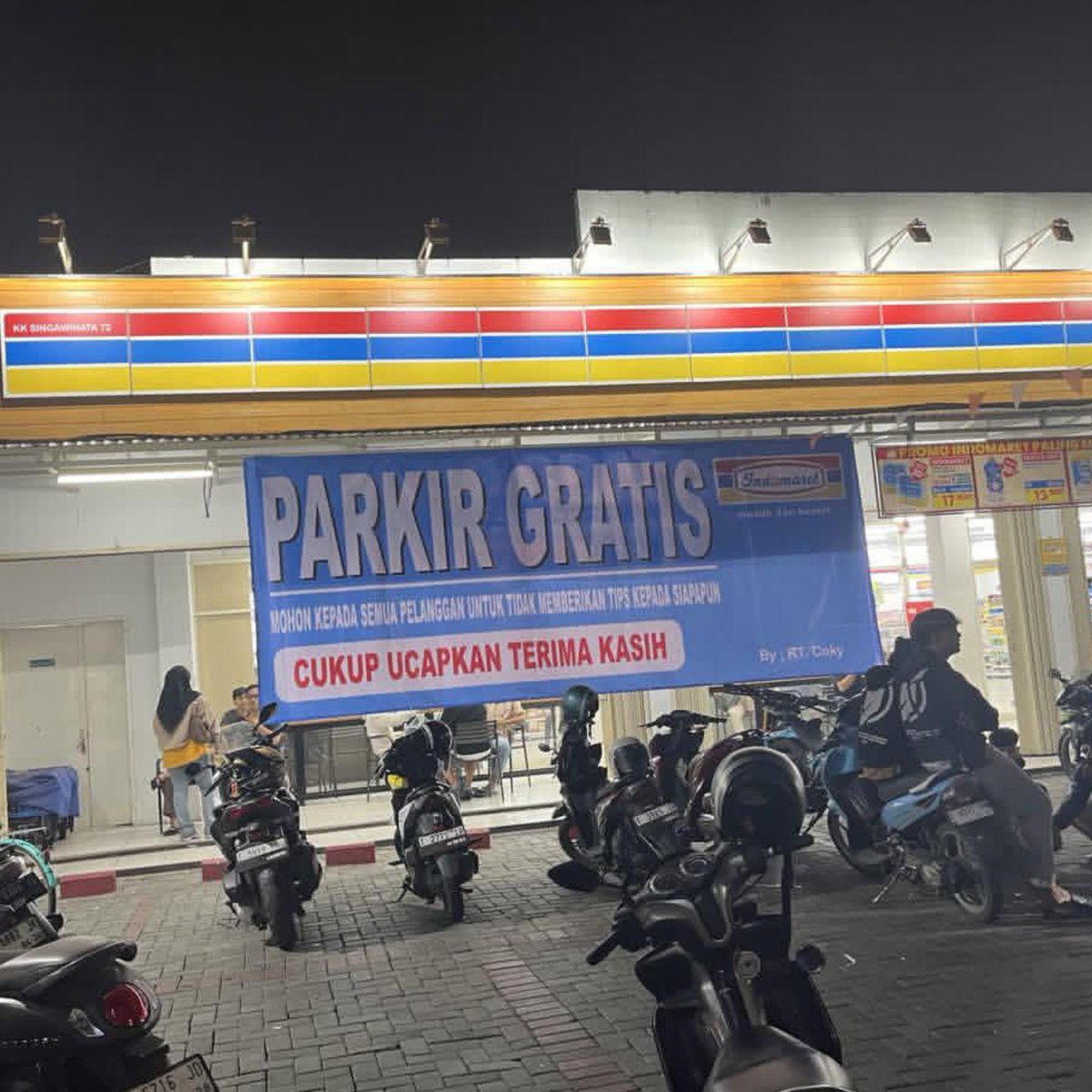 cariaeosa's tweet photo. KALO UDAH SE-GEDE INI TRUS MASIH ADA TUKANG PARKIR, KETERLALUAN SIHH https://t.co/IAl391psFm