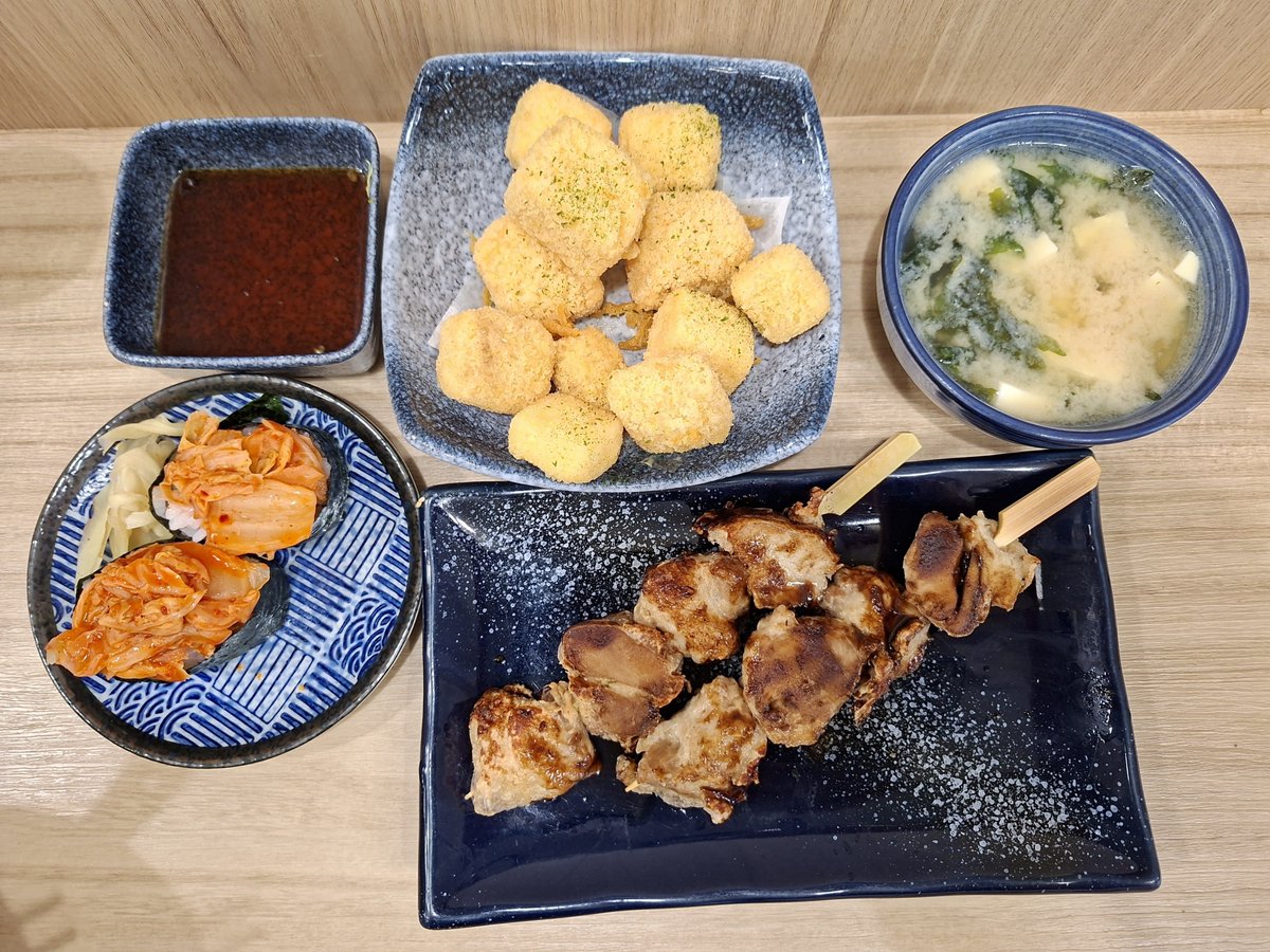 silentmildness's tweet photo. 在臺南吃的早餐、日式料理跟拉麵，真心覺得臺灣做素食料理的功夫真的好厲害 https://t.co/ugY0OET1s6