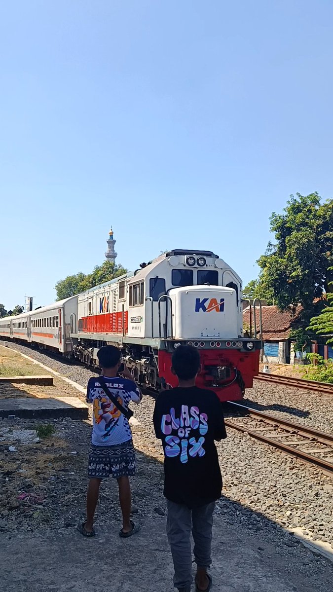 vladsyarif13's tweet photo. 2 anak sedang merekam Kereta Airlangga dengan latar belakang Menara Masjid At Taqwa, Cirebon.
📸: vladsyarif (IG)
#keretaapi
#trainphotography
#streetphotography
#photography
#train
#instagram
#railwayphotography
#fotosepur
@argothrottle @txttransportasi https://t.co/h0tDVY5JiK