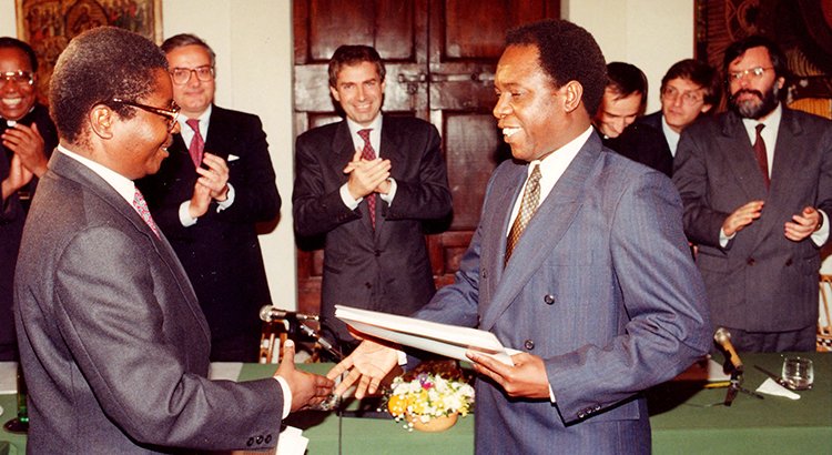 SantEgidioMad's tweet photo. Coincidiendo con la Fiesta de #SanFranciscodeAsís, un día como hoy de 1992, con la mediación de
@santegidionews, se firmó el acuerdo de paz que acabó con 16 años de guerra civil en #Mozambique.  
Esta #paz parecía imposible, pero se hizo realidad. https://t.co/nY2CIcrXgR https://t.co/A8o0LZVoKG