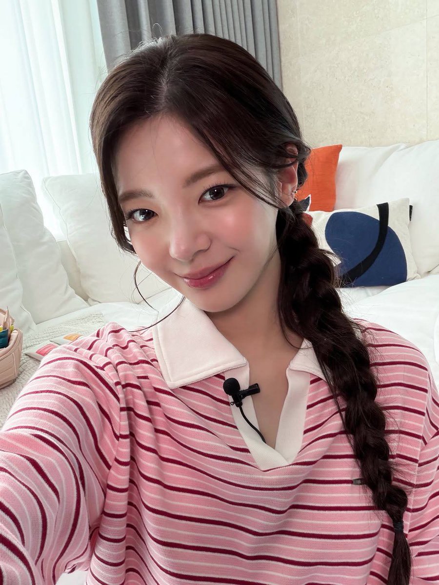 althliya's tweet photo. 夕暮れ —— Secangkir kopi dan sepenggal kisah, meski bukan aku pemeran utamanya. Senyum ini, semoga menjadi obat penenang. Meski sejenak, ada ketulusan yang diniatkan sedari awal, untuk menemani dan memberi rasa nyaman. https://t.co/jCOYfmtWcR