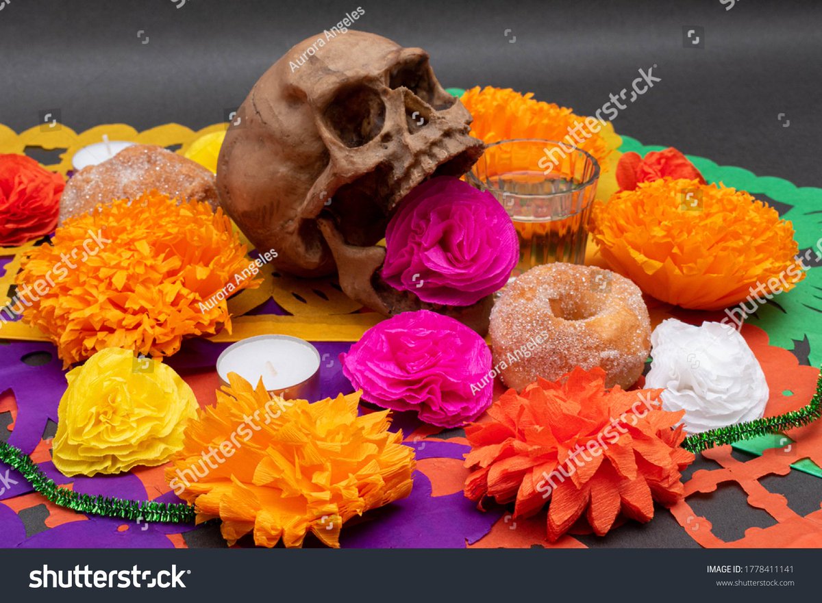 Chisholmbr9's tweet photo. Feliz Día de Muertos!  Hoy recordamos a nuestros seres queridos con cempasúchil, pan de muerto y todo el amor que nos acompaan. https://t.co/dxPa1ylGOF