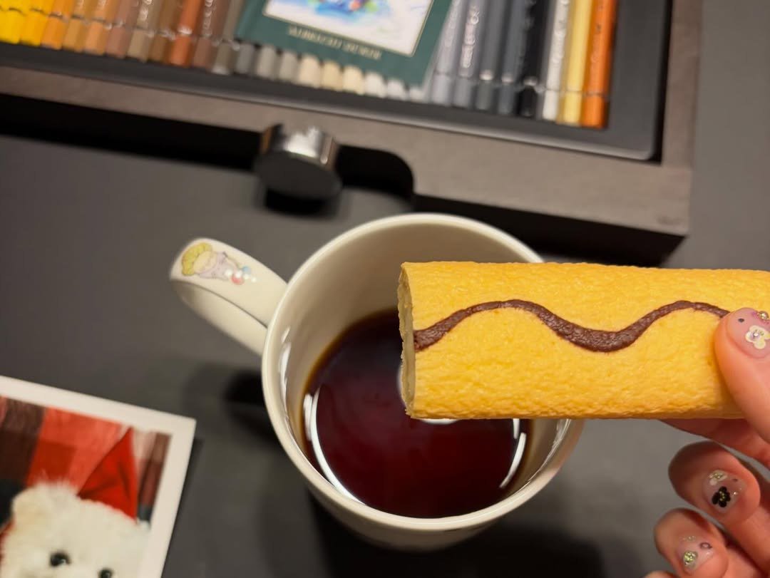 althliya's tweet photo. 夕暮れ —— Secangkir kopi dan sepenggal kisah, meski bukan aku pemeran utamanya. Senyum ini, semoga menjadi obat penenang. Meski sejenak, ada ketulusan yang diniatkan sedari awal, untuk menemani dan memberi rasa nyaman. https://t.co/jCOYfmtWcR