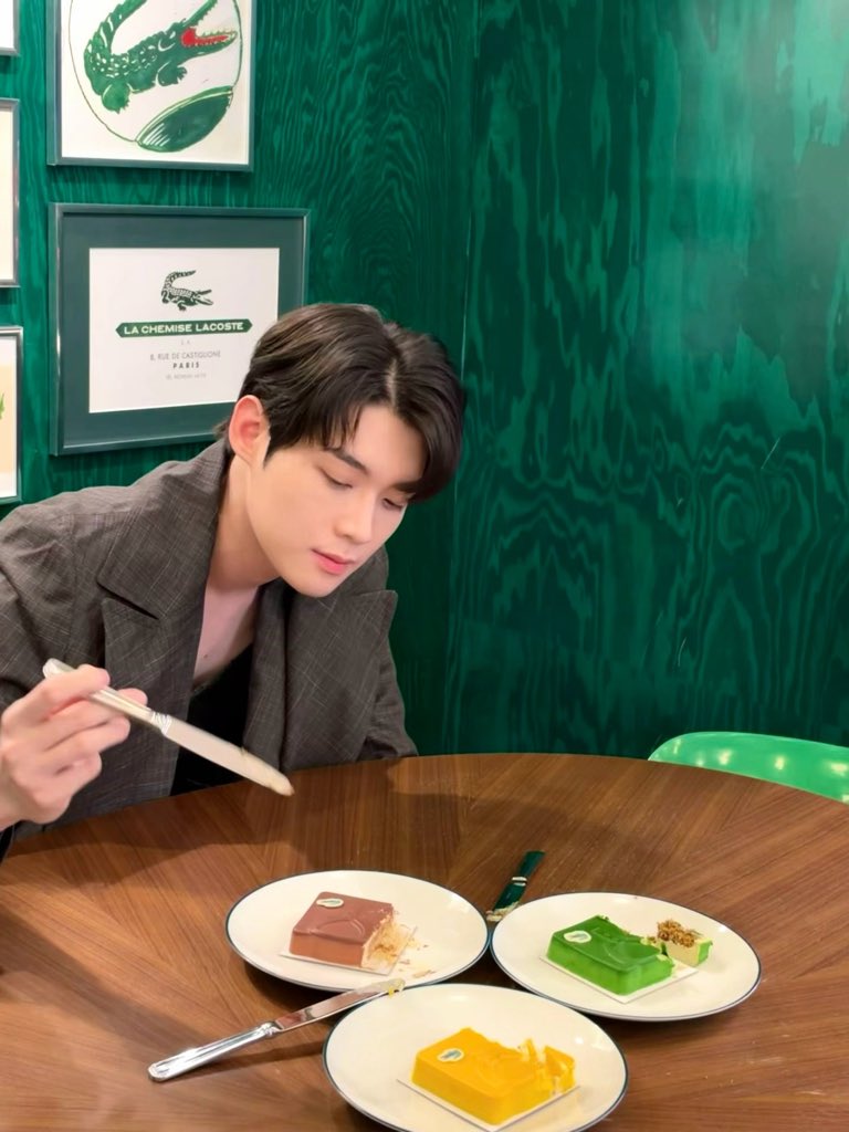 jksxss5's tweet photo. Kim Yoonsik brings his own character to the LACOSTE atmosphere. KIMYOONSIK LACOSTE SS27 

#KIMYOONSIKxLacoste
#YOONSIKPFWSS27 https://t.co/egtQRPJ2gZ