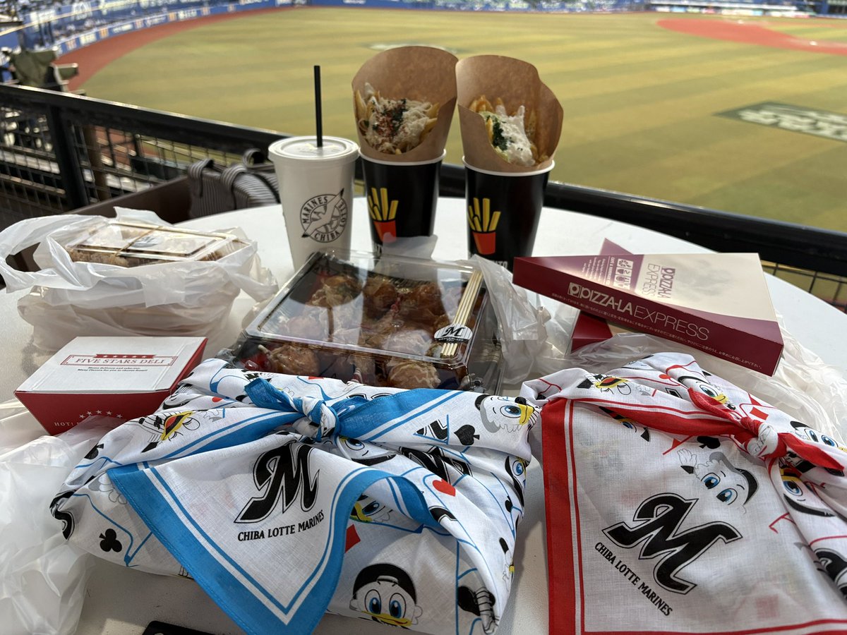 Popopopointi's tweet photo. 今シーズンラスト(多分)野球が見れる居酒屋きたよーーーー https://t.co/vZF0TZ7x1d