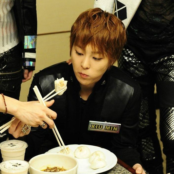 tchouakgae's tweet photo. shes so cuteeee ugh xiumin baozi i love you https://t.co/kvWry3AsB2