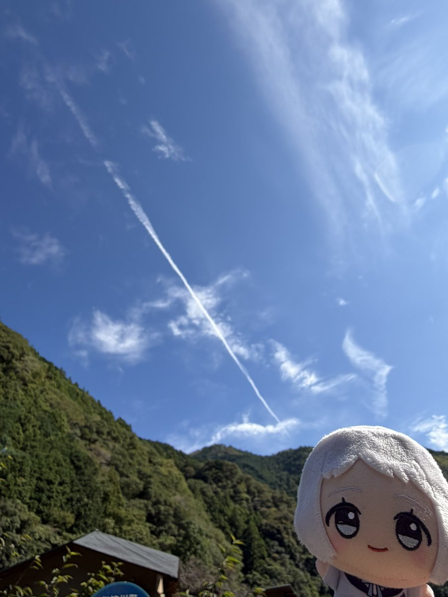 watakko1015's tweet photo. 澄み渡りきれてない白線リーリヤ https://t.co/Gk5agPb3Ia