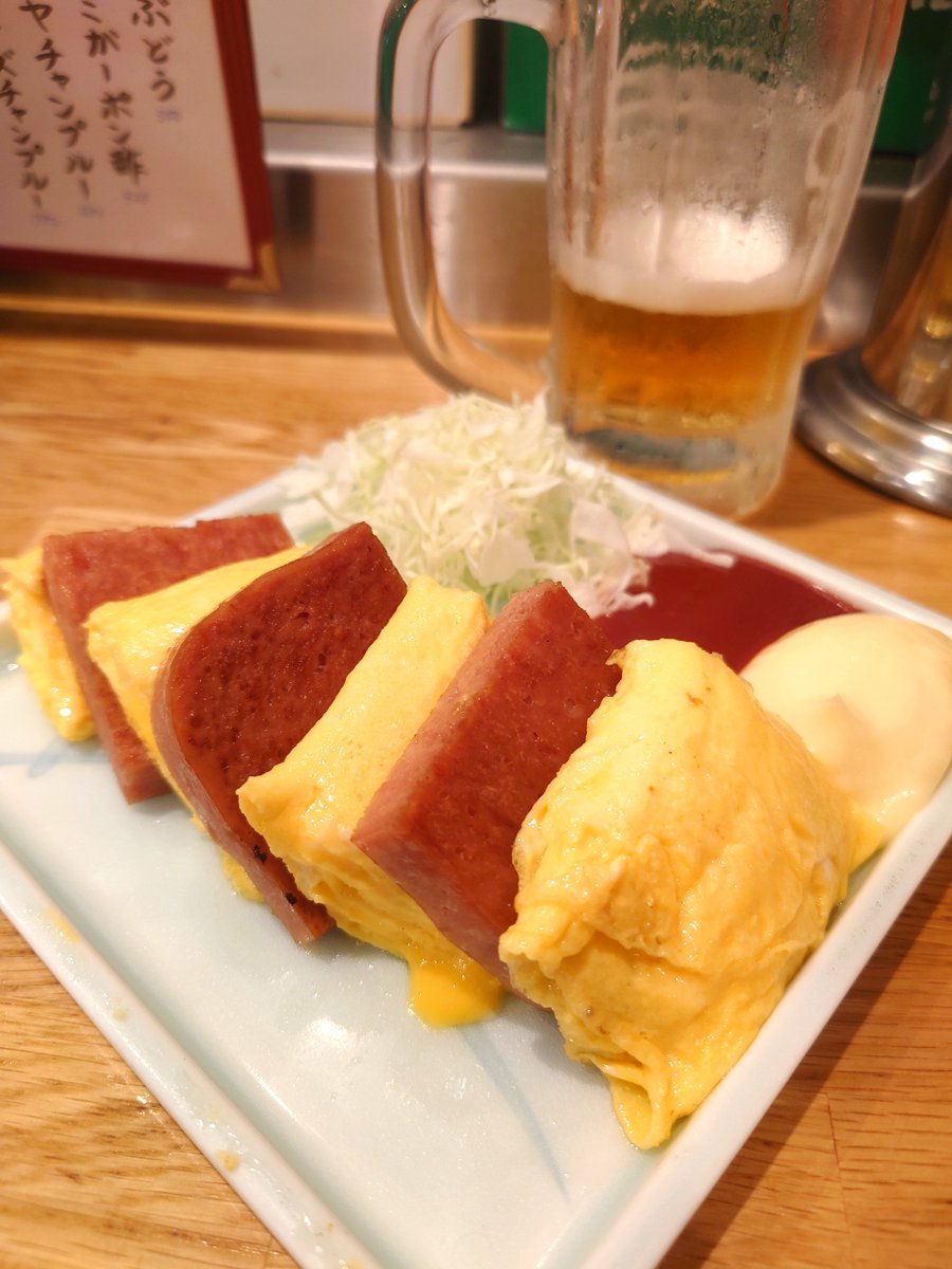 sakenohedo's tweet photo. 噂には聞いていたけどこれはちょっとすごいな。生3杯✕スパム玉子で1100円！なによりデカい！！！スパムなんていまどきいくらすると思ってんの！！！！！！(貧乏人なぞの怒り) https://t.co/acl3CMUjeR