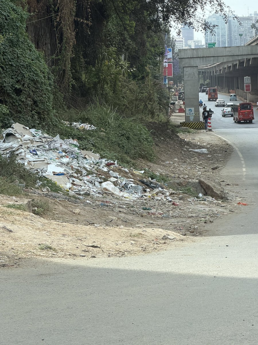 Alfayaz11's tweet photo. Good people of Nairobi, as usual, like I have done every week for the past several years, I continue highlighting the mess and how our capital has regressed, yet nothing changes.

My brother @MuriraKinoti and his able team @KURAroads are busy preparing the blueprint to transform our infrastructure to the likes of Singapore, while our world class urban visionaries @047County and their chief clown Denzel are busy selling us dreams of an underground metro.

We cannot fix the very basics, but yes, apparently it is all working.

Nairobi Hoiyee!

Pictures in 🧵

#ReclaimNairobi