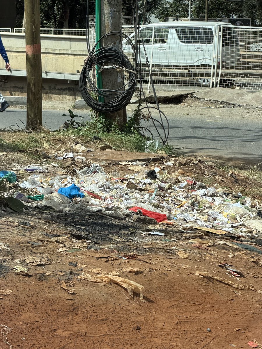 Alfayaz11's tweet photo. Good people of Nairobi, as usual, like I have done every week for the past several years, I continue highlighting the mess and how our capital has regressed, yet nothing changes.

My brother @MuriraKinoti and his able team @KURAroads are busy preparing the blueprint to transform our infrastructure to the likes of Singapore, while our world class urban visionaries @047County and their chief clown Denzel are busy selling us dreams of an underground metro.

We cannot fix the very basics, but yes, apparently it is all working.

Nairobi Hoiyee!

Pictures in 🧵

#ReclaimNairobi