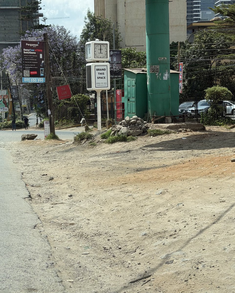 Alfayaz11's tweet photo. Good people of Nairobi, as usual, like I have done every week for the past several years, I continue highlighting the mess and how our capital has regressed, yet nothing changes.

My brother @MuriraKinoti and his able team @KURAroads are busy preparing the blueprint to transform our infrastructure to the likes of Singapore, while our world class urban visionaries @047County and their chief clown Denzel are busy selling us dreams of an underground metro.

We cannot fix the very basics, but yes, apparently it is all working.

Nairobi Hoiyee!

Pictures in 🧵

#ReclaimNairobi