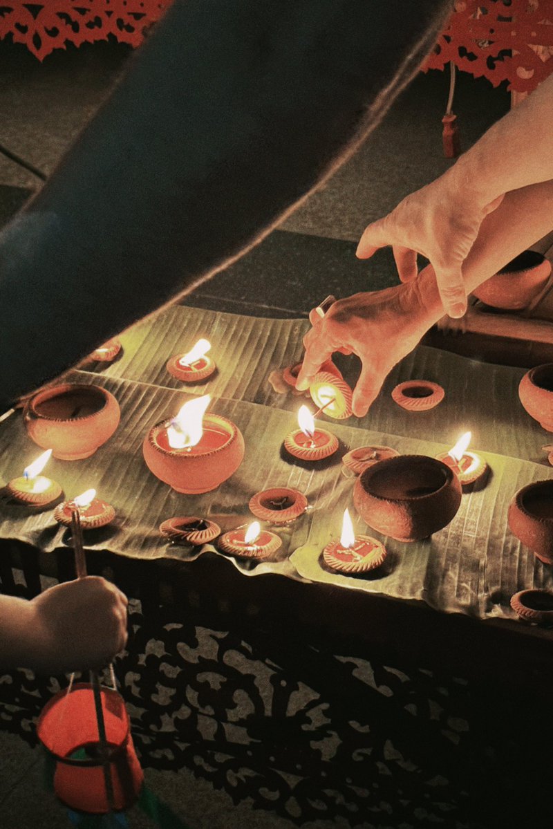 youarewhatuluv's tweet photo. ตามผางประทีป 🕯️✨
จุดเทียนในถ้วยดินเผา ช่วงลอยกระทงหรือยี่เป็ง

ช่วงนั้นเชียงใหม่สวยมากกก
ตามบ้าน ตามวัด จุดกันเต็มไปหมด
ยิ่งตอนค่ำ ๆ คือบรรยากาศดีมาก 🥹

ไฮไลท์ที่ชอบที่สุดคือ วัดพันเตา จะมีพิธีถวายผางประทีป ใครมาเชียงใหม่ช่วงยี่เป็ง  ลองไปวัดต่างๆ ดูนะ✨

ในรูปงานหน้าลานอนุสาวรีย์สามกษัตริย์ 😊
