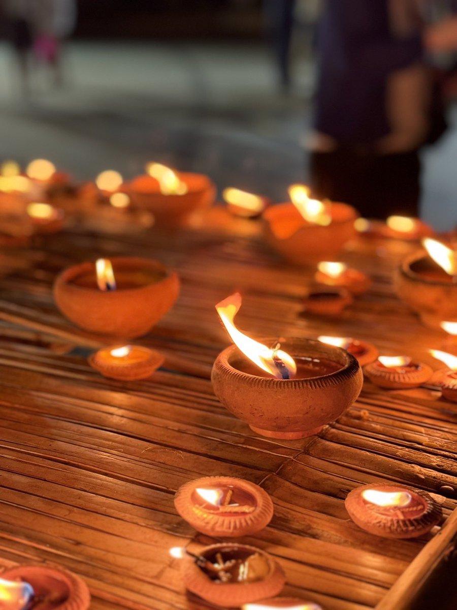 youarewhatuluv's tweet photo. ตามผางประทีป 🕯️✨
จุดเทียนในถ้วยดินเผา ช่วงลอยกระทงหรือยี่เป็ง

ช่วงนั้นเชียงใหม่สวยมากกก
ตามบ้าน ตามวัด จุดกันเต็มไปหมด
ยิ่งตอนค่ำ ๆ คือบรรยากาศดีมาก 🥹

ไฮไลท์ที่ชอบที่สุดคือ วัดพันเตา จะมีพิธีถวายผางประทีป ใครมาเชียงใหม่ช่วงยี่เป็ง  ลองไปวัดต่างๆ ดูนะ✨

ในรูปงานหน้าลานอนุสาวรีย์สามกษัตริย์ 😊