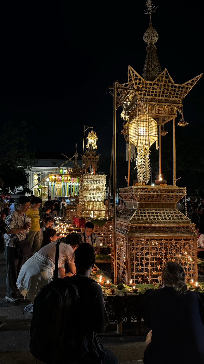youarewhatuluv's tweet photo. ตามผางประทีป 🕯️✨
จุดเทียนในถ้วยดินเผา ช่วงลอยกระทงหรือยี่เป็ง

ช่วงนั้นเชียงใหม่สวยมากกก
ตามบ้าน ตามวัด จุดกันเต็มไปหมด
ยิ่งตอนค่ำ ๆ คือบรรยากาศดีมาก 🥹

ไฮไลท์ที่ชอบที่สุดคือ วัดพันเตา จะมีพิธีถวายผางประทีป ใครมาเชียงใหม่ช่วงยี่เป็ง  ลองไปวัดต่างๆ ดูนะ✨

ในรูปงานหน้าลานอนุสาวรีย์สามกษัตริย์ 😊
