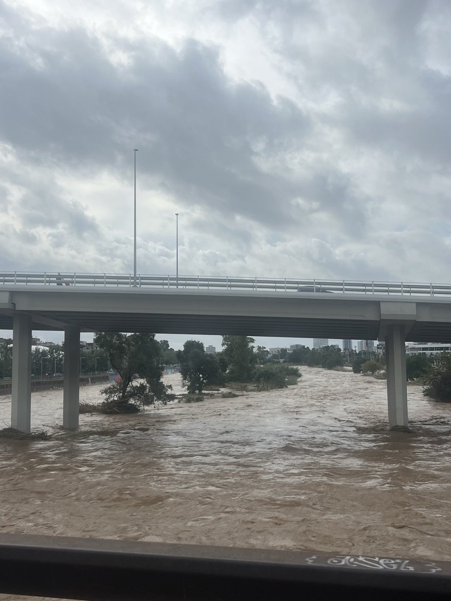 prxblematicbabe's tweet photo. Comparación del río Besós en Barcelona tras la alerta roja de lluvia. 20/09/2026 - 4/10/2026. Que barbaridad. https://t.co/6pchDUrbTe