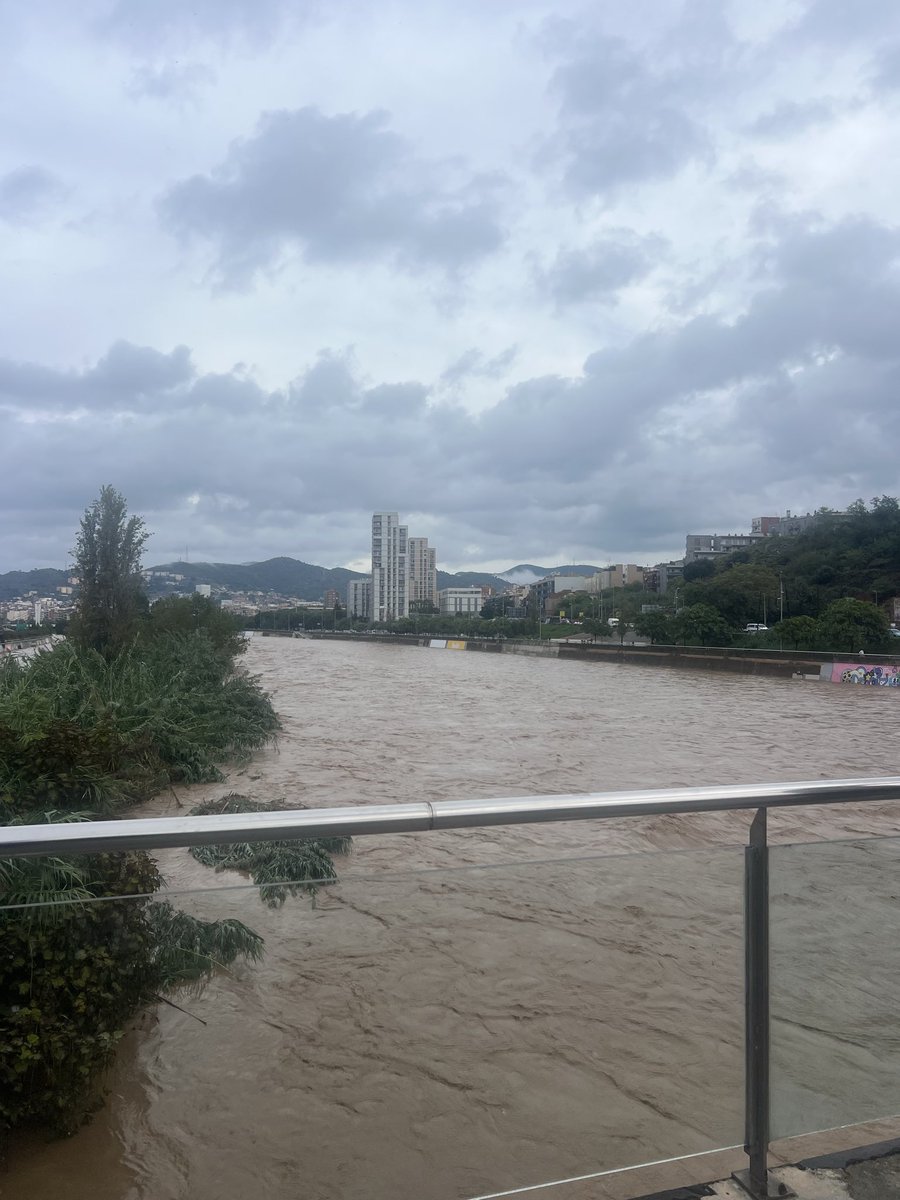 prxblematicbabe's tweet photo. Comparación del río Besós en Barcelona tras la alerta roja de lluvia. 20/09/2026 - 4/10/2026. Que barbaridad. https://t.co/6pchDUrbTe