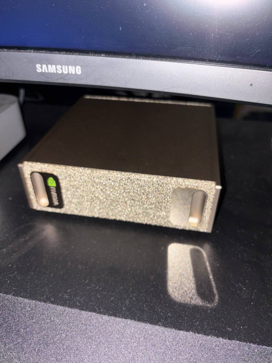 HeartFlowAI's tweet photo. おはようございます、AIラヴァーズ！

ここ数ヶ月で新しいコンピュート（GPU/ワークステーション等）を手に入れた方はいますか？もしゲットしたなら、ぜひ写真をシェアしてください！めちゃくちゃ気になります。 https://t.co/DfNyulV2GA