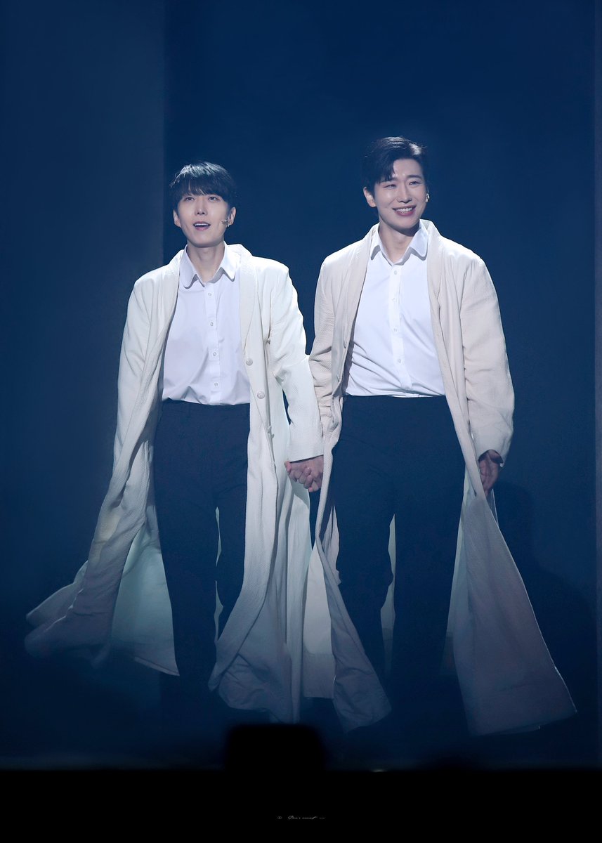 pine_s_moment's tweet photo. 진짜 나 이거 보고 마음이 죽어버림.

흑.....땨흡......
범정이 먼저 손 고쳐잡아서
두 분이 같이 걸어 나오던게...

하....😭 https://t.co/JmeKvGuB52