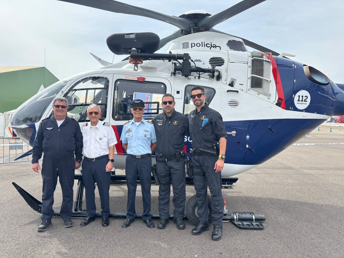 TerresLleida_AC's tweet photo. Ahir, a la Lleida Air Challenge de l’aeroport de Lleida-Alguaire, hi vam ser presents amb Josep Lluis Noguera i Benet Ballespí.

El sector aeronàutic és clau per a la formació, l’ocupació i el futur industrial de Ponent.

💙#SalvemLleida 

#Alguaire #LleidaAirChallenge https://t.co/nTHh1TaIOm