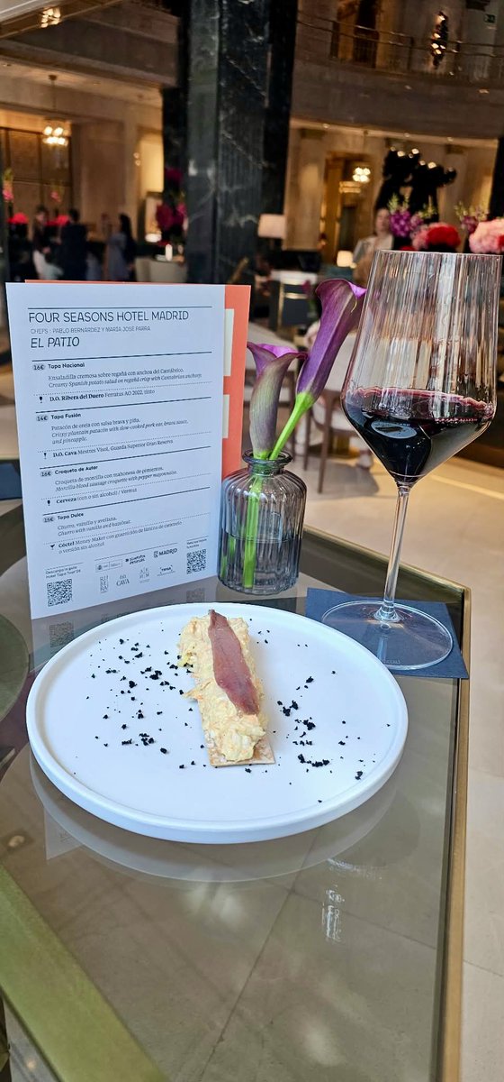 ferratusbodegas's tweet photo. 🍷 FERRATUS x Four Seasons Madrid ✨
Diez días, dos propuestas gastronómicas y un mismo vino: FERRATUS AØ 2022, demostrando toda su versatilidad en Hotel Tapa Tour.
Descubre la experiencia 👇
https://t.co/wG1TUC2tI2
#Ferratus #HotelTapaTour https://t.co/szR4IdYQBE