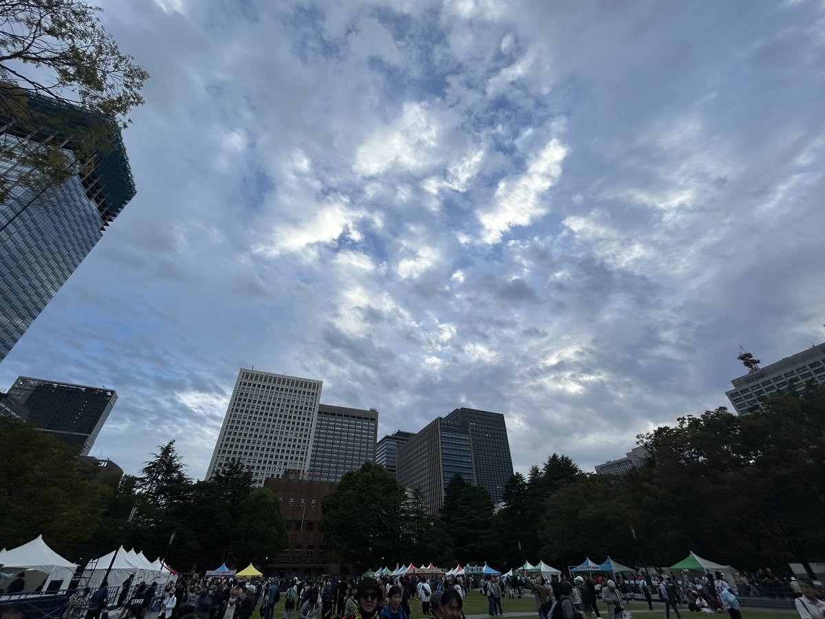 tanikaze_hebere's tweet photo. ラジオパーク2026終わり！
オールドメディアの最たるラジオ！
しかもAM曲！
それでも日比谷公園を2日間いっぱいに出来る！こらぞラジオのパワー！

2日間始発に乗って太陽の下完走！
もう顔も腕も日焼けで真っ赤！

#radiopark #ラジオパーク #jolf #am1242 https://t.co/qXFy2pFY3Z