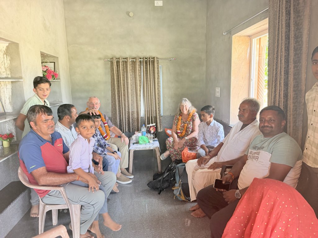DeviGodhan's tweet photo. आज मेरे गोधन स्थित आवास पर लंदन से मेहमान पधारे!!
समस्त परिवारजनों के साथ मिलकर काफ़ी समय तक चर्चा हुई और हमने मेहमानों को हमारे राजस्थान की संस्कृति और सभ्यता के बारे में बताया!!

आपका बहुत बहुत स्वागत अभिनंदन!! https://t.co/0C4JT39p71