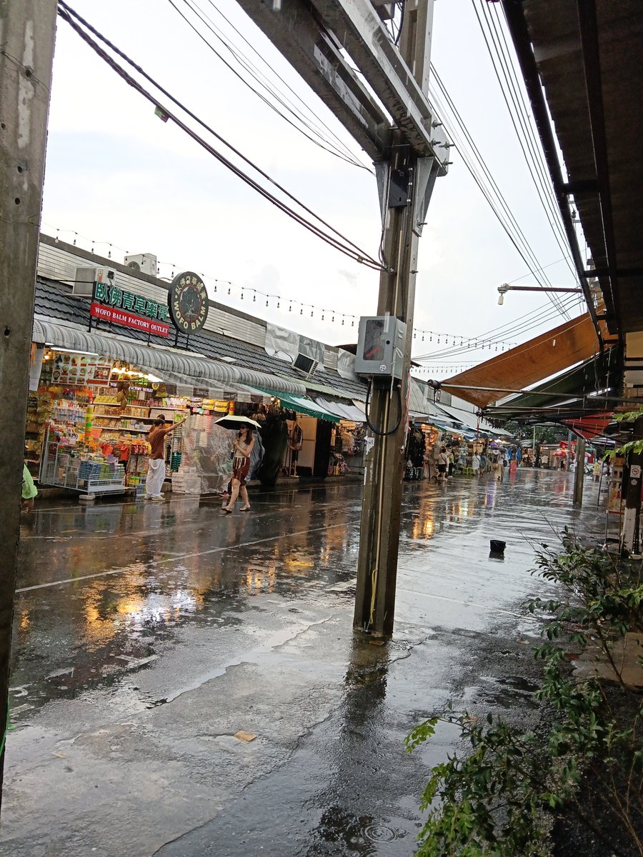 HIROKAZUmis's tweet photo. チャトチャックマーケット着いたけど大雨。 https://t.co/jji5Vn9ixh