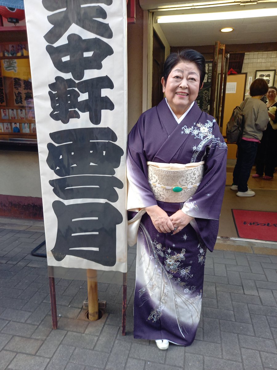 chiekokumiko1's tweet photo. この着物は高級品です。素人の私でも見ればわかります。おそらく金銀プラチナを使っているかも？素敵ですね。お似合いでした。また、澤順子師匠は着物と帯がおそらくお揃いです。こちらも素敵でしたね。曲師の佐藤貴美江師匠の帯はキリストの最後の晩餐でした。お似合いでしたね。 https://t.co/ciHJubE5Ox