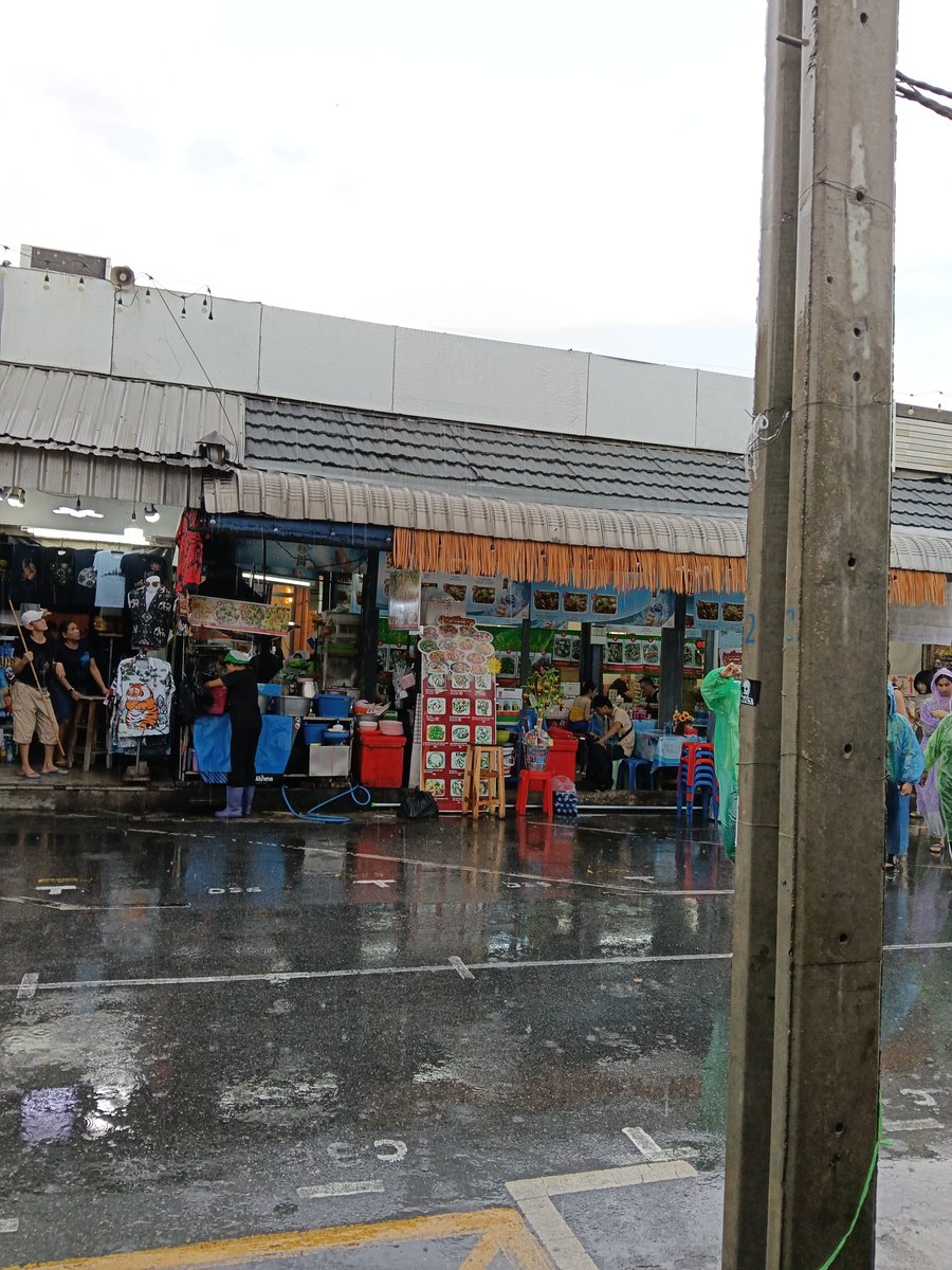 HIROKAZUmis's tweet photo. チャトチャックマーケット着いたけど大雨。 https://t.co/jji5Vn9ixh
