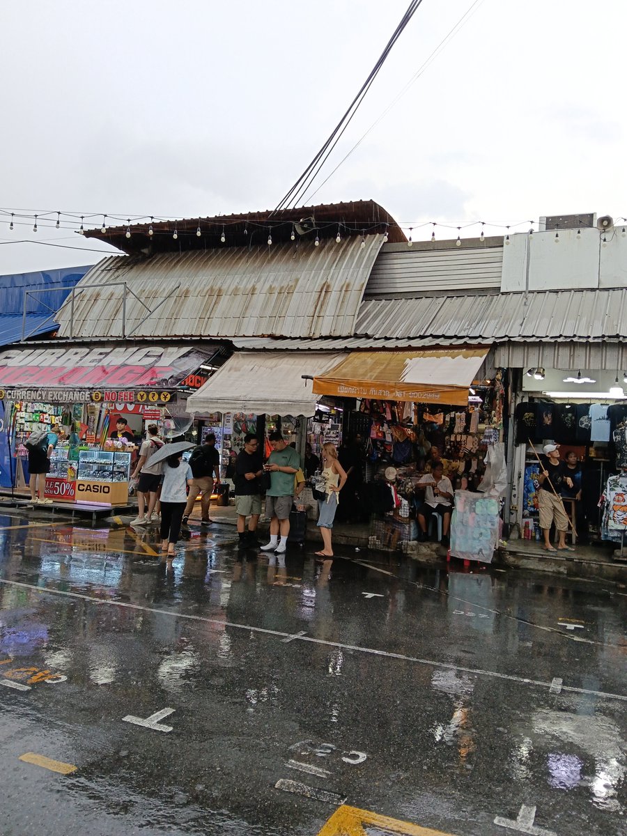 HIROKAZUmis's tweet photo. チャトチャックマーケット着いたけど大雨。 https://t.co/jji5Vn9ixh