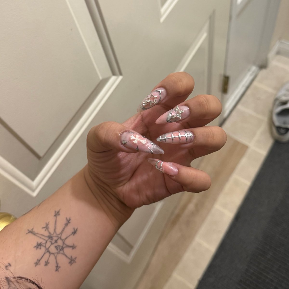 alit1sm's tweet photo. did my nails today hehe https://t.co/Fbs4u5UPR6