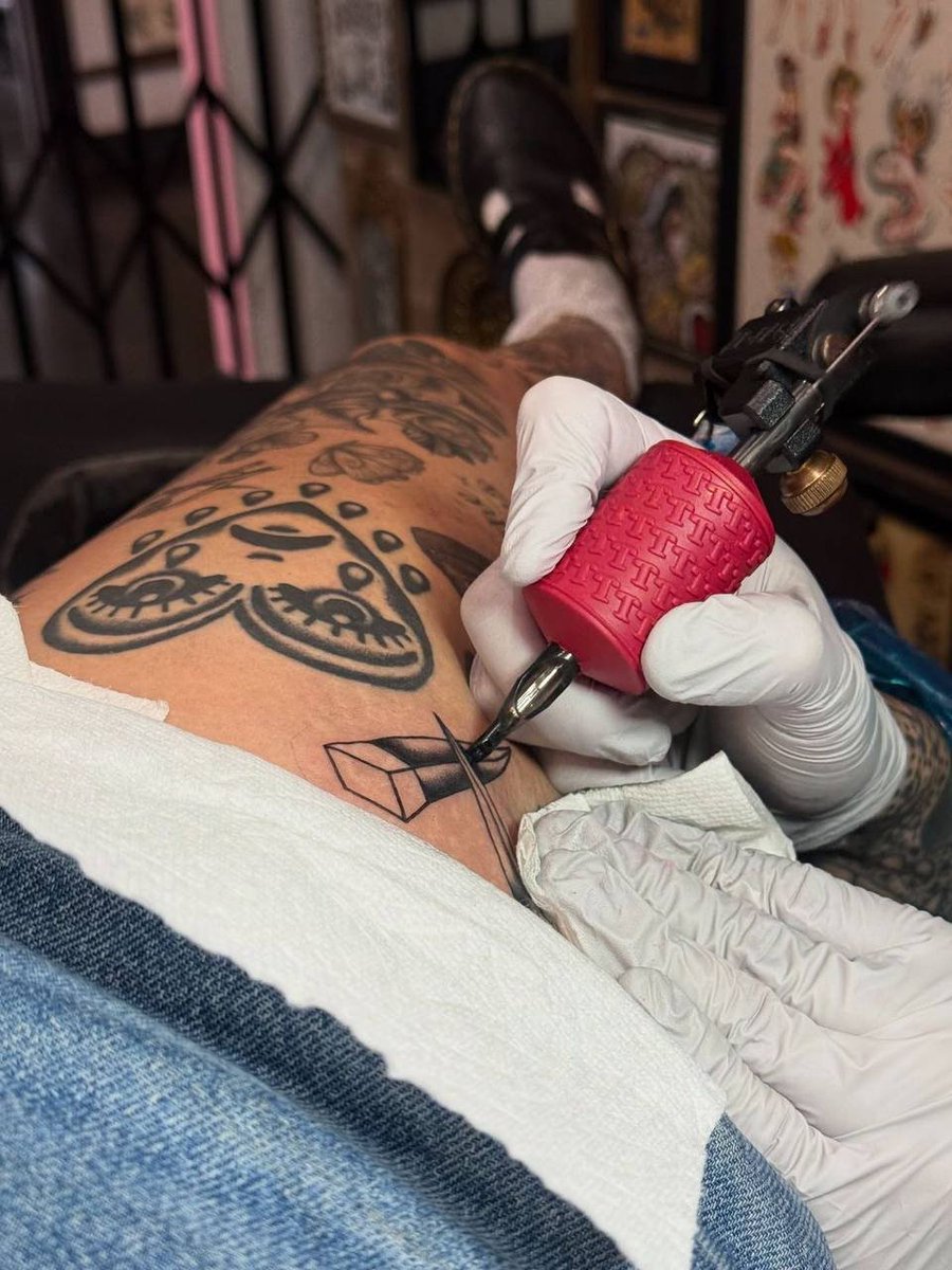 ElenaTiny13046's tweet photo. 🔥 Looking for a clean, unique tattoo? 🖤

📩 DM me to book an appointment or discuss your idea.
Let’s turn your vision into ink! 🖤✨

#TattooArtist #TattooDesign #CustomTattoo #Ink https://t.co/a6qmVEMBNF