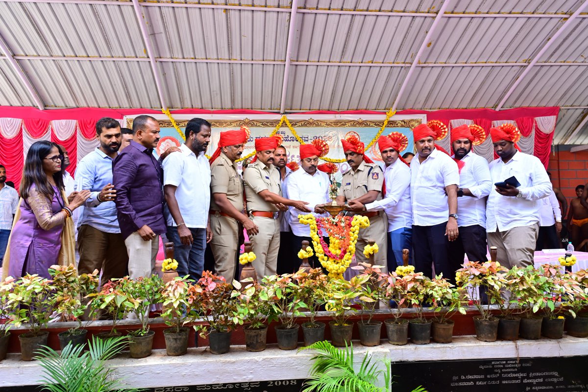 SPmysuru's tweet photo. ಮೈಸೂರು ದಸರಾ–2026ರ ಅಂಗವಾಗಿ ನಾಡಕುಸ್ತಿ ಪಂದ್ಯಾವಳಿಯ “ಜೋಡಿ ಕಟ್ಟುವ ಕಾರ್ಯಕ್ರಮ”ವನ್ನು ಡಾ. ಯತೀಂದ್ರ ಸಿದ್ದರಾಮಯ್ಯ ರವರು ಉದ್ಘಾಟಿಸಿ, ಕುಸ್ತಿ ಪಂದ್ಯಾವಳಿಯ ಪೋಸ್ಟರ್ ಬಿಡುಗಡೆ ಮಾಡಿದರು. ಈ ಸಂದರ್ಭದಲ್ಲಿ ಶಾಸಕರು, ಜಿಲ್ಲಾ ಪೊಲೀಸ್ ಅಧೀಕ್ಷಕರು, ಗಣ್ಯರು ಹಾಗೂ ಪೊಲೀಸ್ ಅಧಿಕಾರಿಗಳು ಉಪಸ್ಥಿತರಿದ್ದರು.
#Dasara2026 #MysuruDasara https://t.co/SxbFLMkcsJ