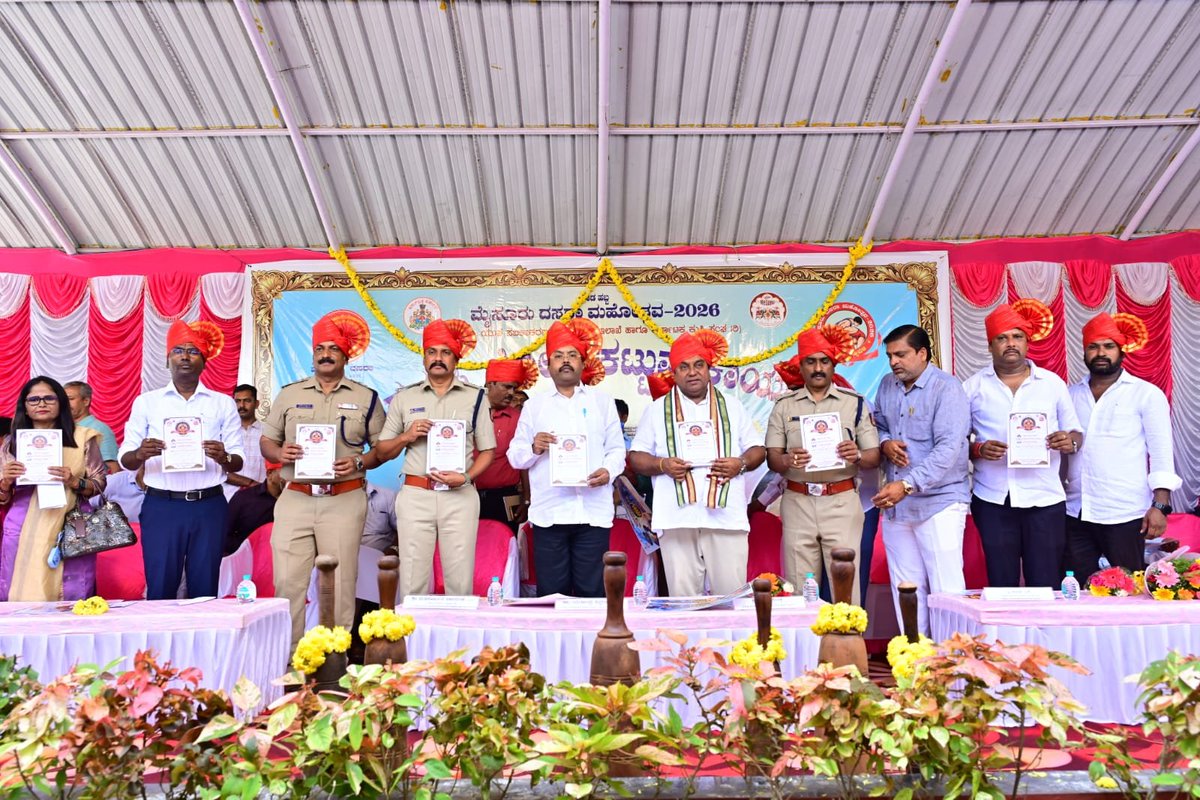 SPmysuru's tweet photo. ಮೈಸೂರು ದಸರಾ–2026ರ ಅಂಗವಾಗಿ ನಾಡಕುಸ್ತಿ ಪಂದ್ಯಾವಳಿಯ “ಜೋಡಿ ಕಟ್ಟುವ ಕಾರ್ಯಕ್ರಮ”ವನ್ನು ಡಾ. ಯತೀಂದ್ರ ಸಿದ್ದರಾಮಯ್ಯ ರವರು ಉದ್ಘಾಟಿಸಿ, ಕುಸ್ತಿ ಪಂದ್ಯಾವಳಿಯ ಪೋಸ್ಟರ್ ಬಿಡುಗಡೆ ಮಾಡಿದರು. ಈ ಸಂದರ್ಭದಲ್ಲಿ ಶಾಸಕರು, ಜಿಲ್ಲಾ ಪೊಲೀಸ್ ಅಧೀಕ್ಷಕರು, ಗಣ್ಯರು ಹಾಗೂ ಪೊಲೀಸ್ ಅಧಿಕಾರಿಗಳು ಉಪಸ್ಥಿತರಿದ್ದರು.
#Dasara2026 #MysuruDasara https://t.co/SxbFLMkcsJ